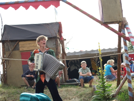 mit Akkordeon auf dem Mittelaltermarkt